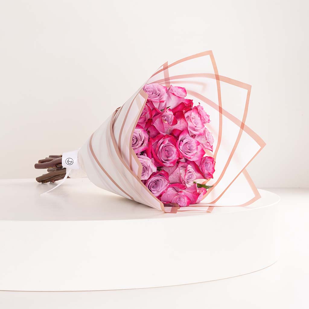 product-image-Veloor Rouge Scarf & 15 Pink Roses Bouquet