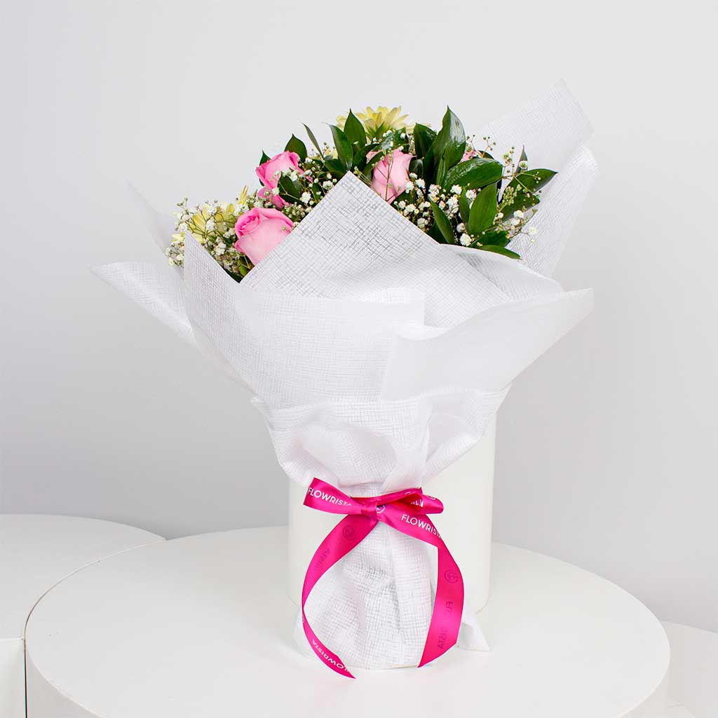 product-image-همسة النقاء - باقة يد من الورود البيضاء والوردية