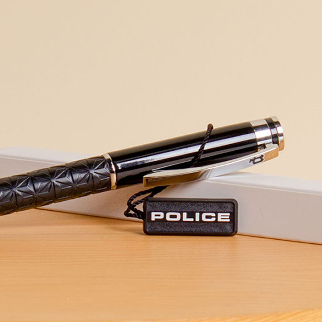 product-image-PERGR Elegance Pen Set with 15 Red Roses Vase