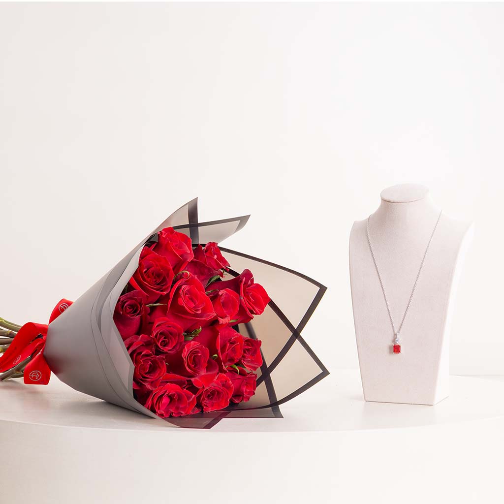 Flowrista Online Flowers Shop قلادة ماركيز التايلاندية المطلية بالبلاتين والمرصعة بالزركون الأحمر مع باقة من الورود الحمراء