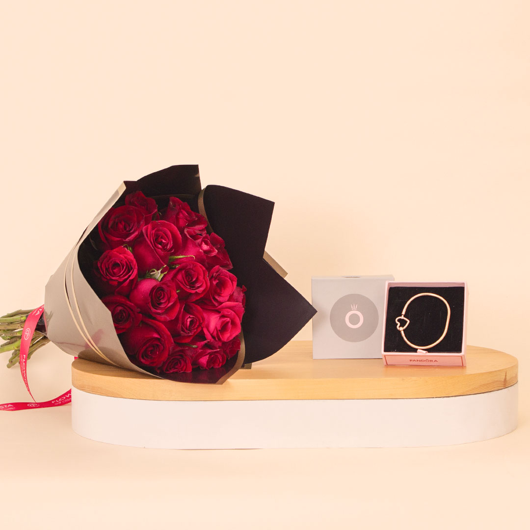 product-image-Pandora Rose Heart Clasp Bracelet & 15 Red Roses