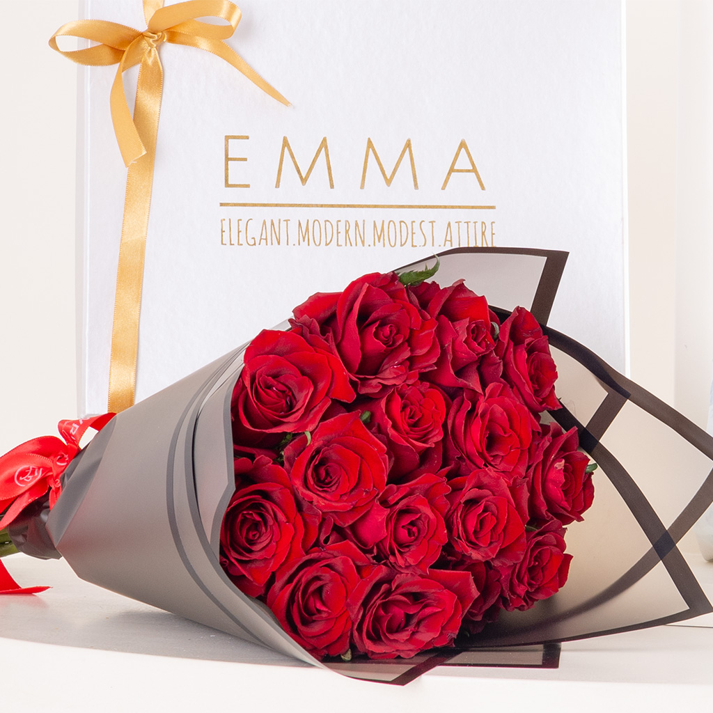 product-image-وشاح إيما سيكريت جاردن وباقة ورود حمراء