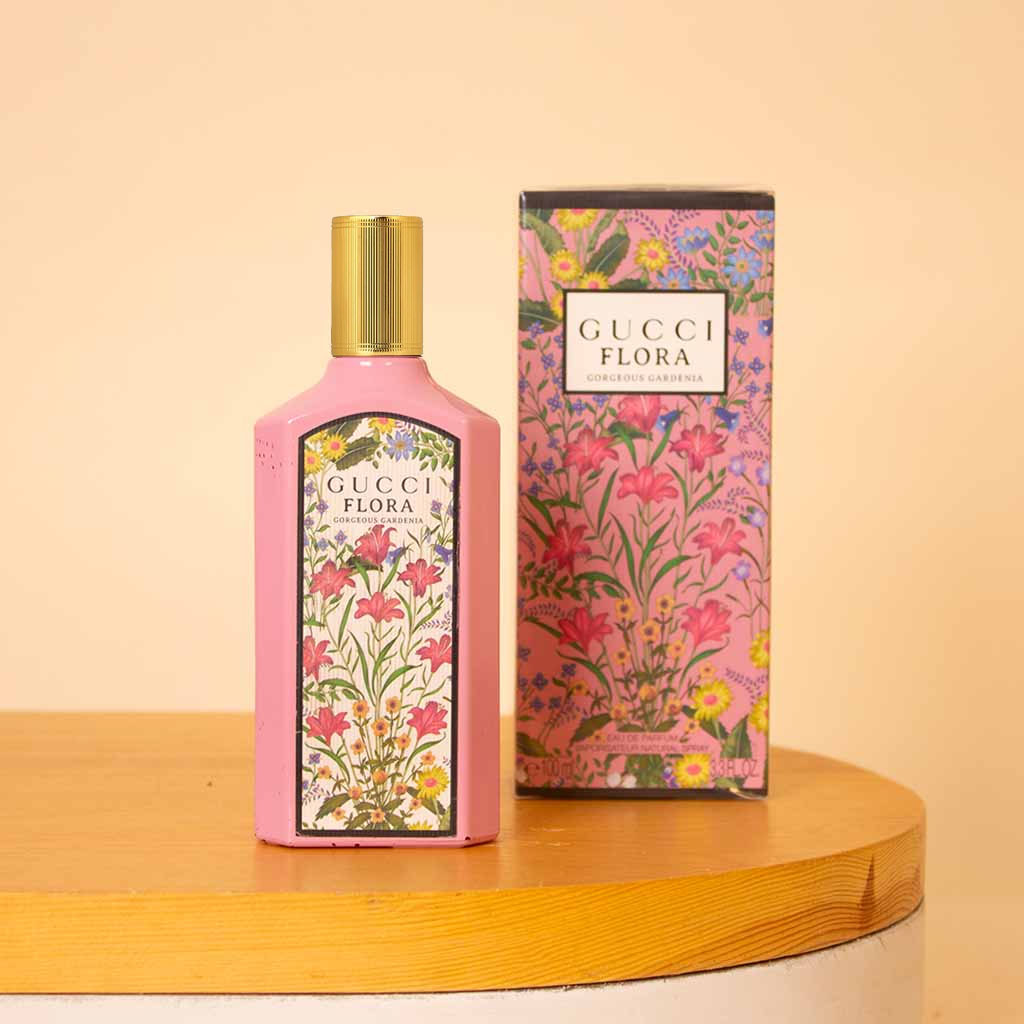 product-image-عطر غوتشي فلورا جورجيس غاردينيا للنساء 100 مل مع مزهرية من الورود البيضاء