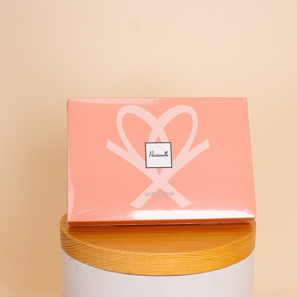product-image-Alamki Bella Fuchsia Bag & Passionelle Mini Mellow Chocolate & White Roses Vase