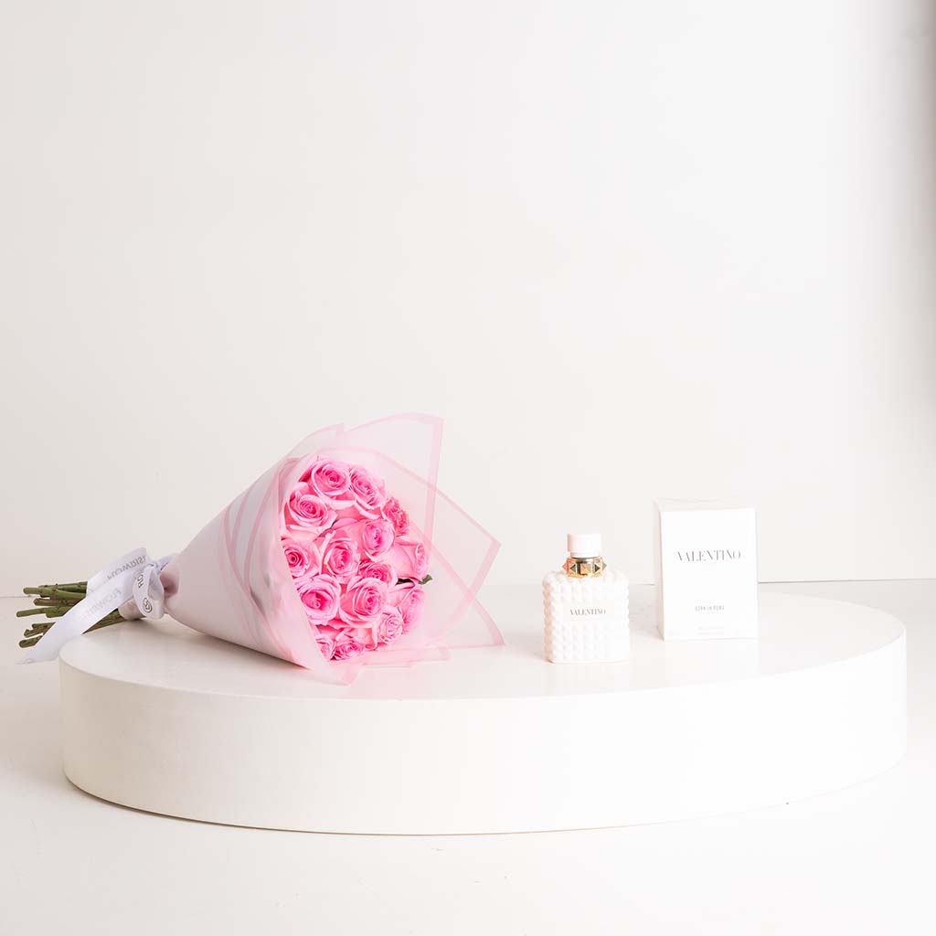 Flowrista Online Flowers Shop عطر فالنتينو بورن إن روما دونا رانديفو إيفوري أو دو بارفان ١٠٠ مل وباقة من ١٥ وردة وردية