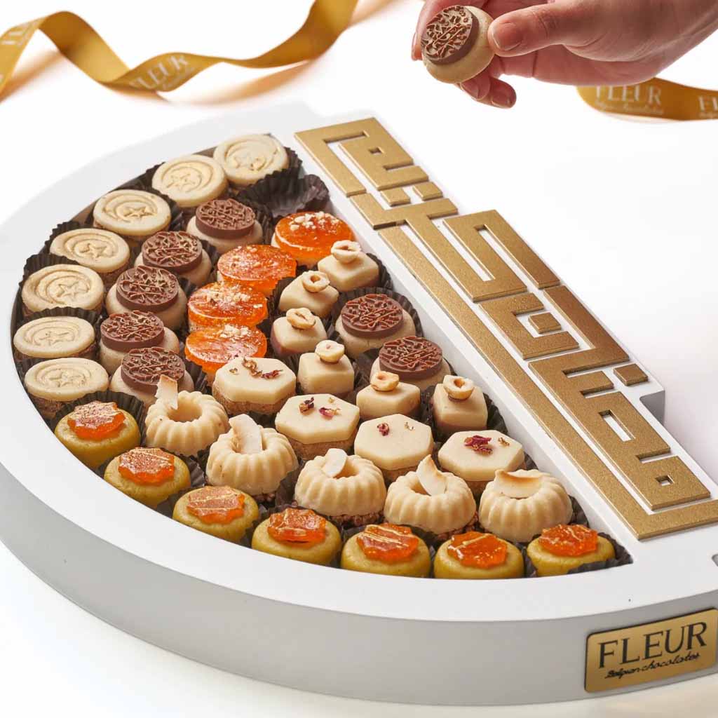 Flowrista Online Flowers Shop Fleur Elegant Wooden Tray 50 cm 41 pieces