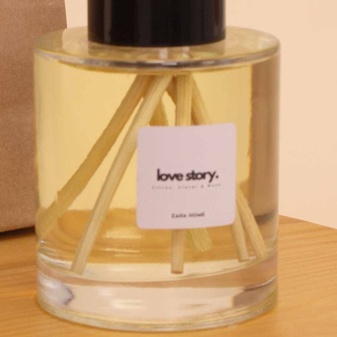 product-image-معطر جو من زها هوم "قصة حب" مع باقة من 15 وردة حمراء