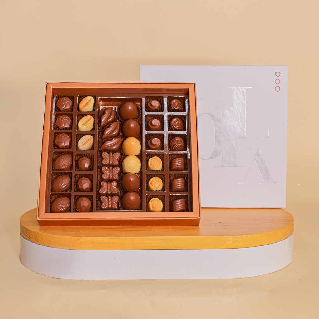 product-image-Voila Belgian Chocolates & Vase 25 White Rose