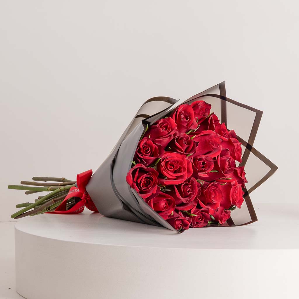 product-image-علبة شوكولاتة جيوفاني المفضلة وباقة من الورود الحمراء