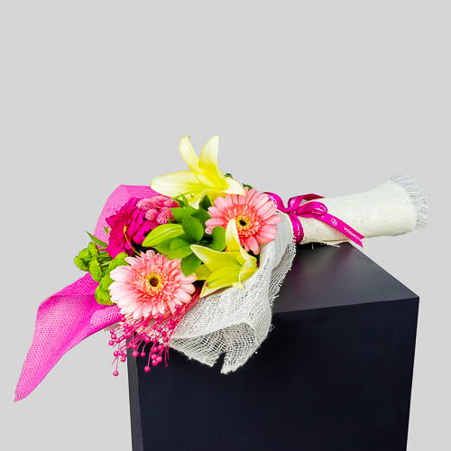 product-image-باقة من الورود الوردية والجيربيرا والزنابق الصفراء