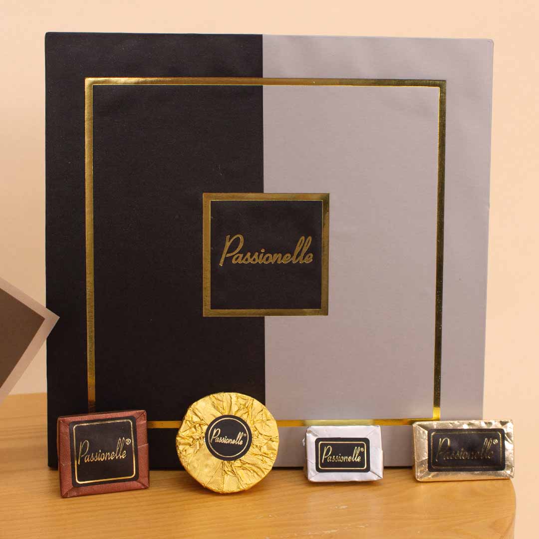 product-image-لبة شوكولاتة باشيونيل بريميوم مع 15 وردة حمراء وعطر سيوة لايرينج بيستاشيو 50 مل