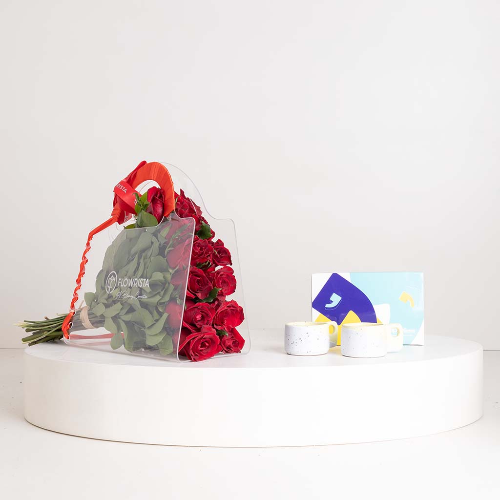 Flowrista Online Flowers Shop طقم فناجين إسبريسو صفراء من تيب أوف ذا داي مع حقيبة ورود حمراء