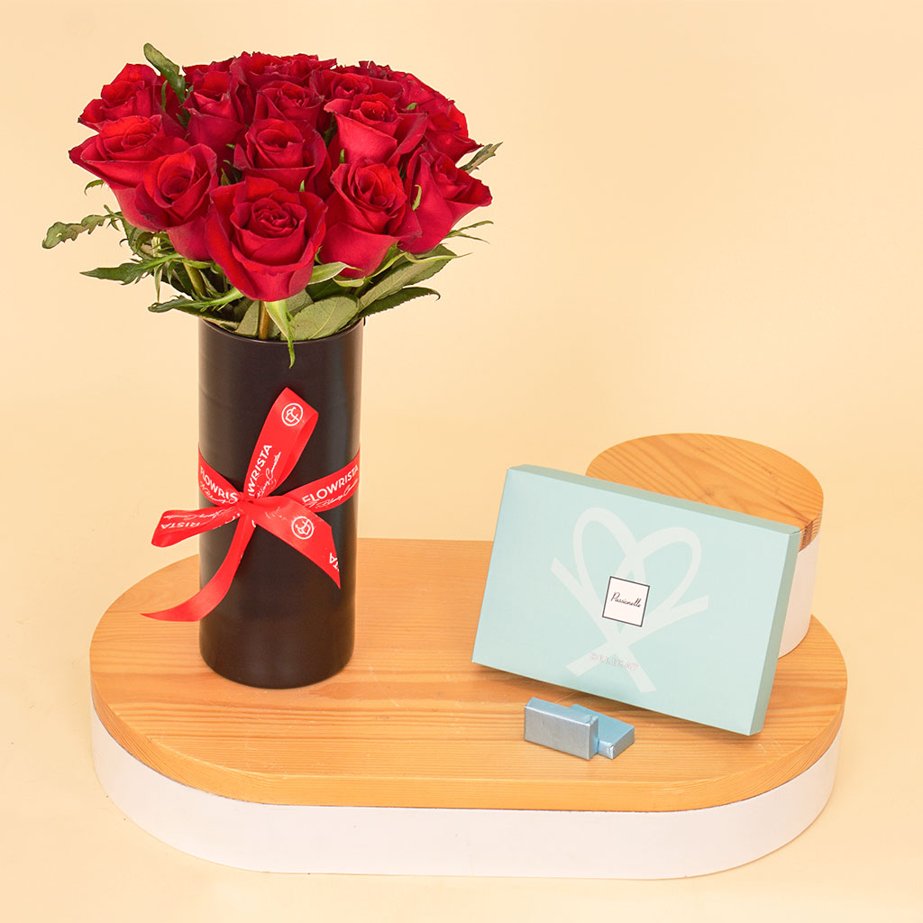 product-image-Passionelle Delicat Mini Chocolate Box And Black Vase of 15 Red Roses