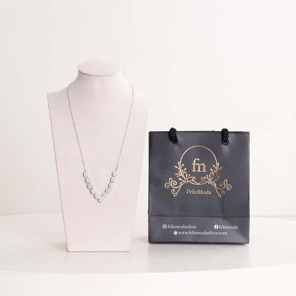 product-image-عقد فيليز مودا فضي بشكل حرف في بأحجار زركون مربعة مع فازة وردود حمراء