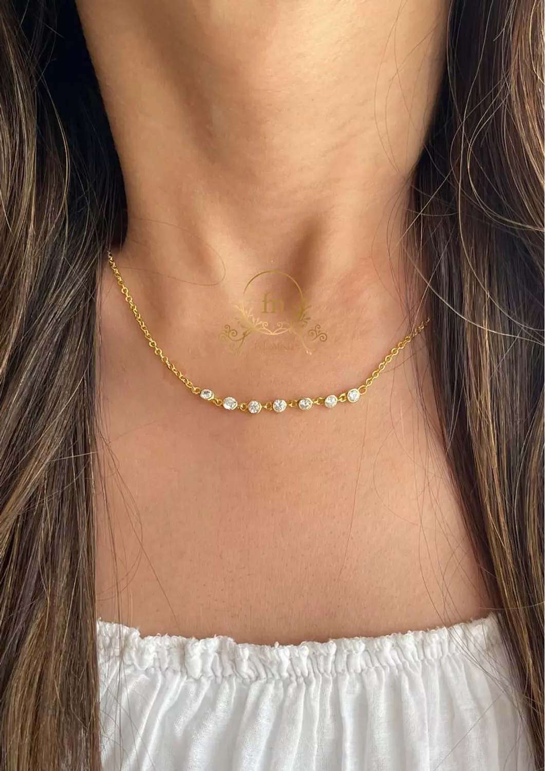 product-image-عقد فضة مرصّع بعدّة أحجار بيضاء ومطلي بالذهب