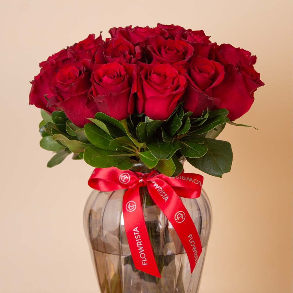product-image-مزهرية زجاجية كلاسيكية بورود حمراء