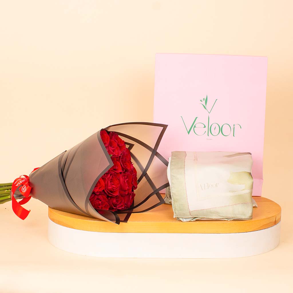 Flowrista Online Flowers Shop Veloor Sūkoon Scarf & Red Roses Bouquet