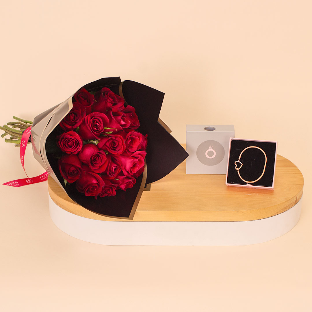product-image-Pandora Rose Heart Clasp Bracelet & 15 Red Roses