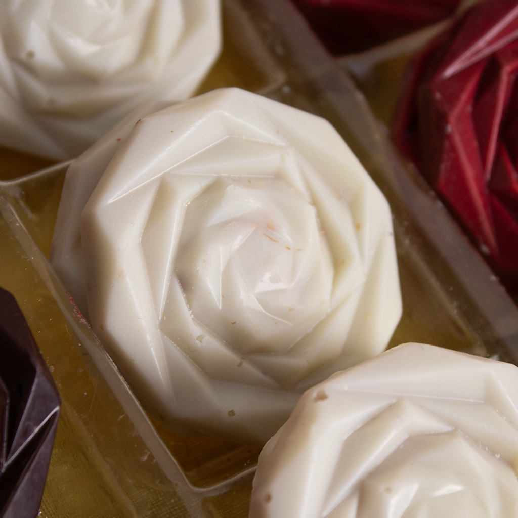 product-image-Shanshal Chocolate Flowers & 20 White Roses Vase