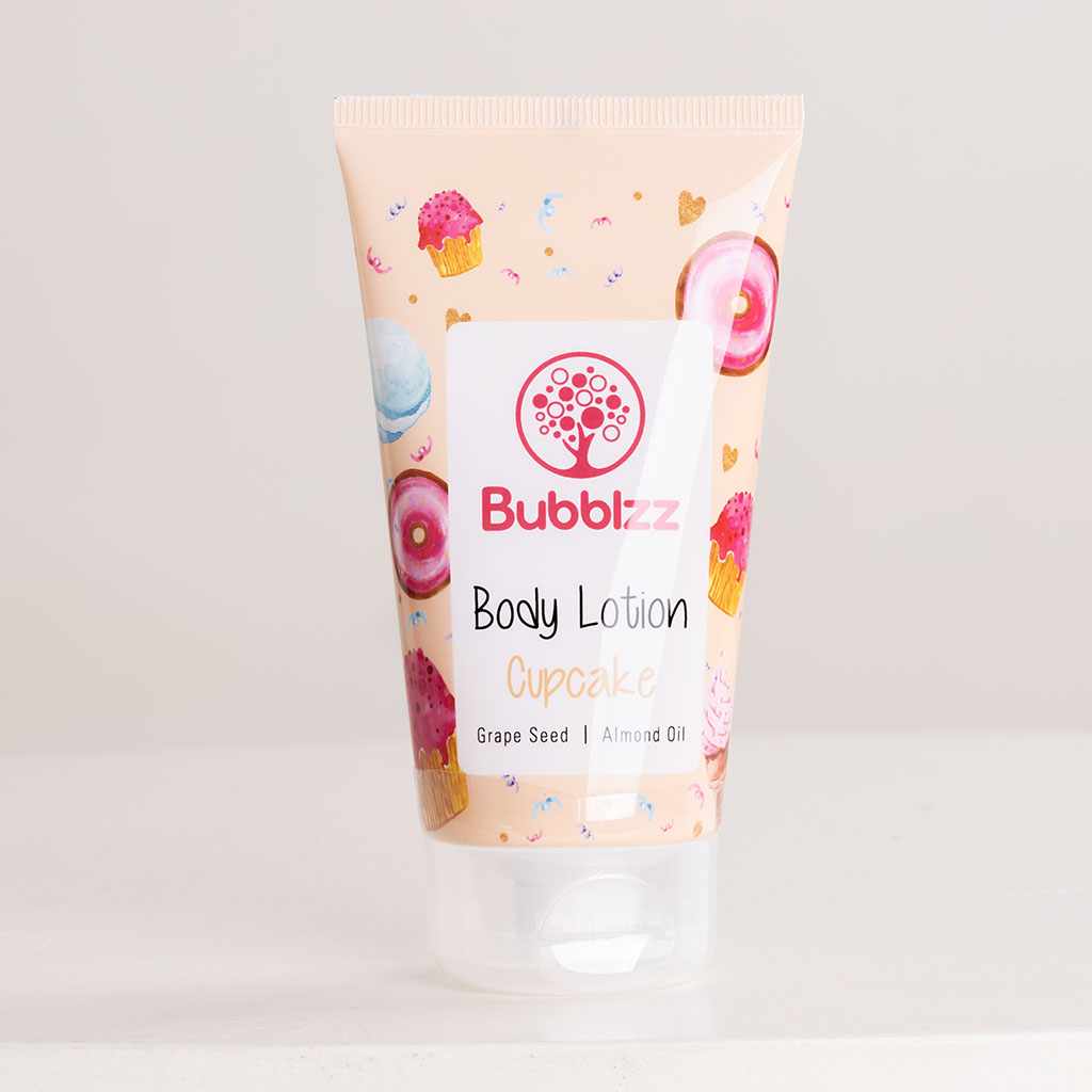 product-image-مجموعة العناية بالجسم "بابلز كب كيك" مع الورود البيضاء