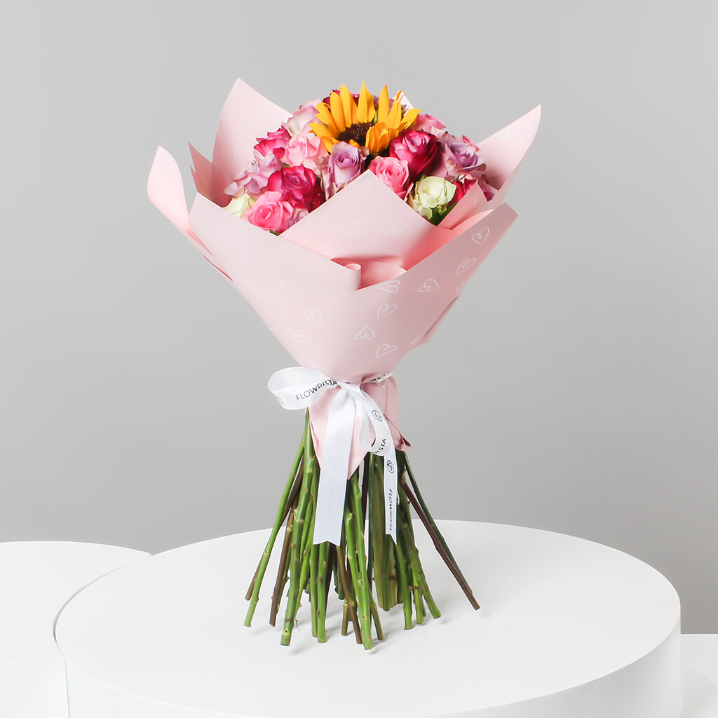 product-image-باقة يد من الورود المختلطة وعباد الشمس