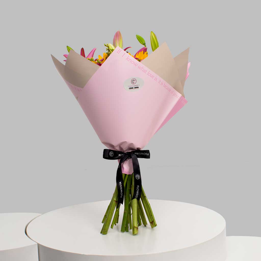 product-image-باقة يدوية من دوار الشمس والزنبق - هدية مشرقة