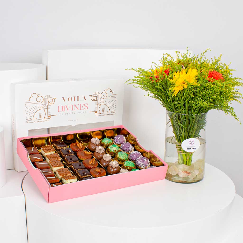 Flowrista Online Flowers Shop Voila Gâteaux Soirée Box & Happy Scents Vase
