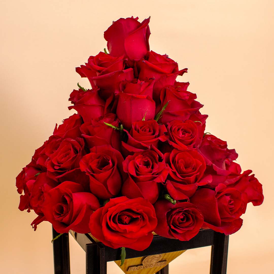 product-image-Flowrista Louvre Love Box – Luxurious Red Roses