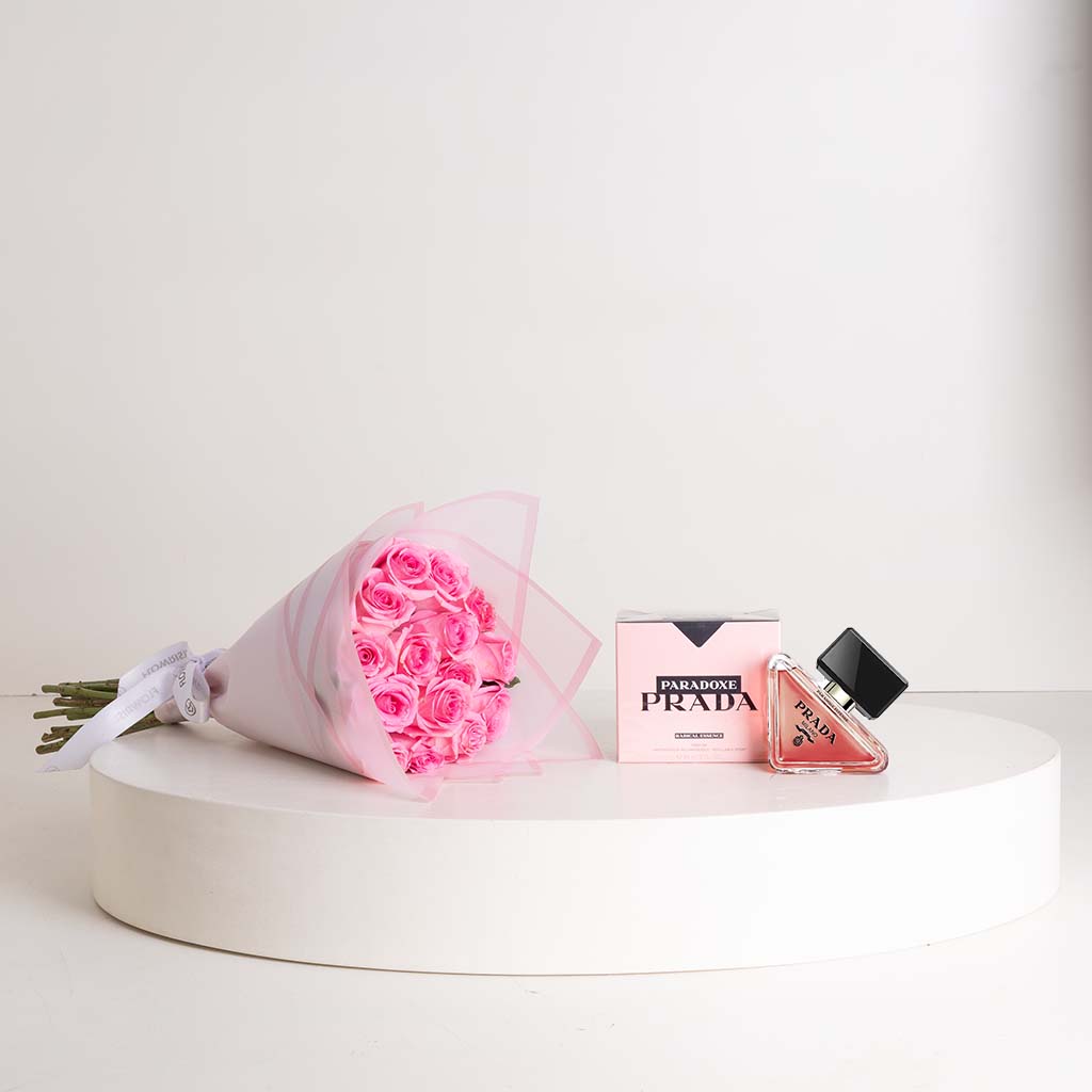 Flowrista Online Flowers Shop عطر برادا بارادوكس راديكال إيسنس 90 مل وباقة زهور ريفايفل من 15 وردة