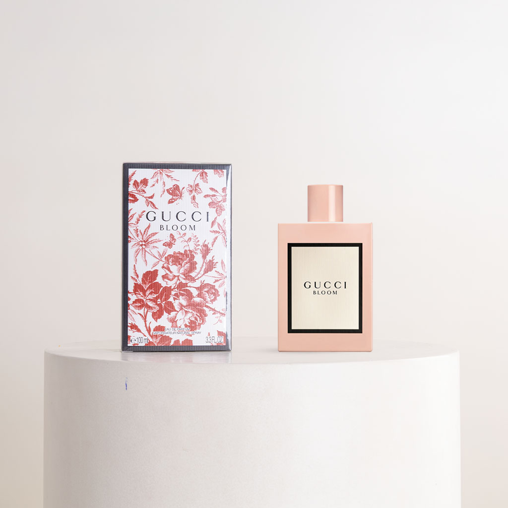 product-image-عطر غوتشي بلوم للنساء ١٠٠ مل مع باقة من الورود الحمراء