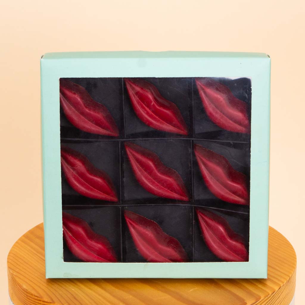 product-image-Chocolate Factory Bonbon 135 g & Red Roses Vase