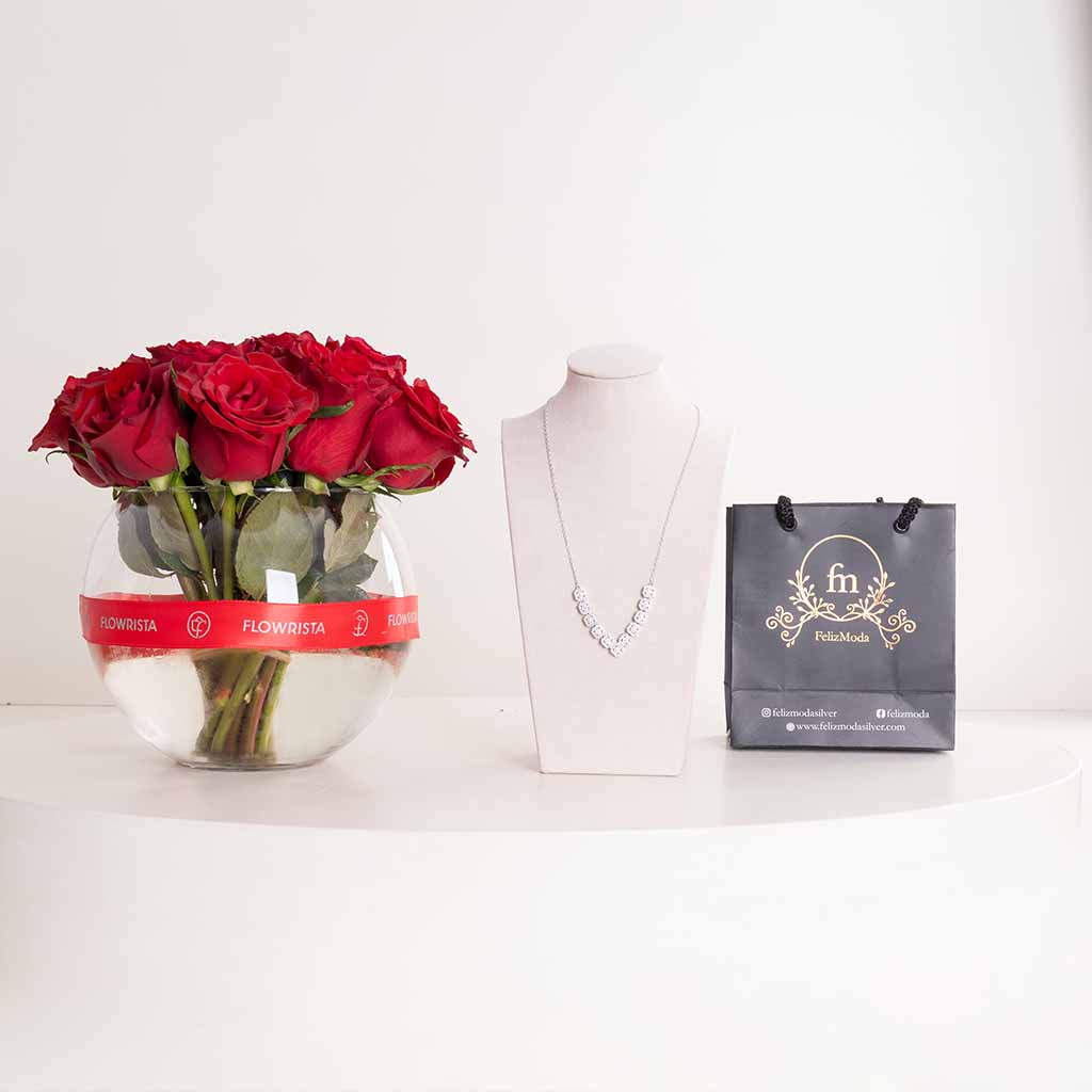 product-image-عقد فيليز مودا فضي بشكل حرف في بأحجار زركون مربعة مع فازة وردود حمراء