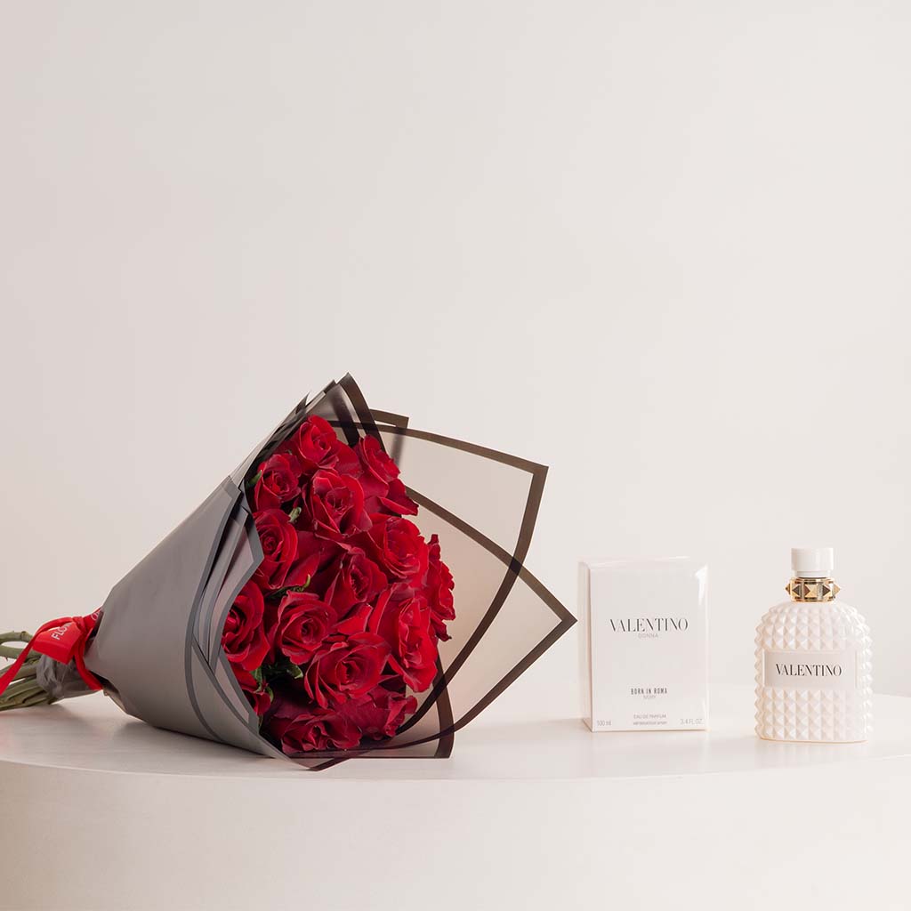 Flowrista Online Flowers Shop عطر فالنتينو بورن إن روما دونا رانديفو إيفوري أو دو بارفان ١٠٠ مل وباقة من ١٥ وردة حمراء