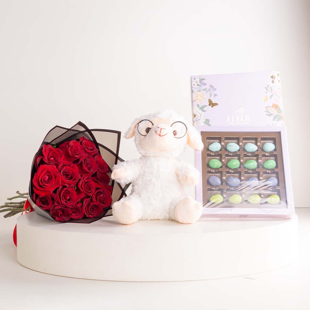 Flowrista Online Flowers Shop باقة من 15 وردة حمراء، ودب خروف، وعلبة شوكولاتة بلجيكية