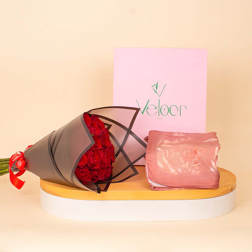Flowrista Online Flowers Shop وشاح فيلور رافيف مع باقة من الورود الحمراء