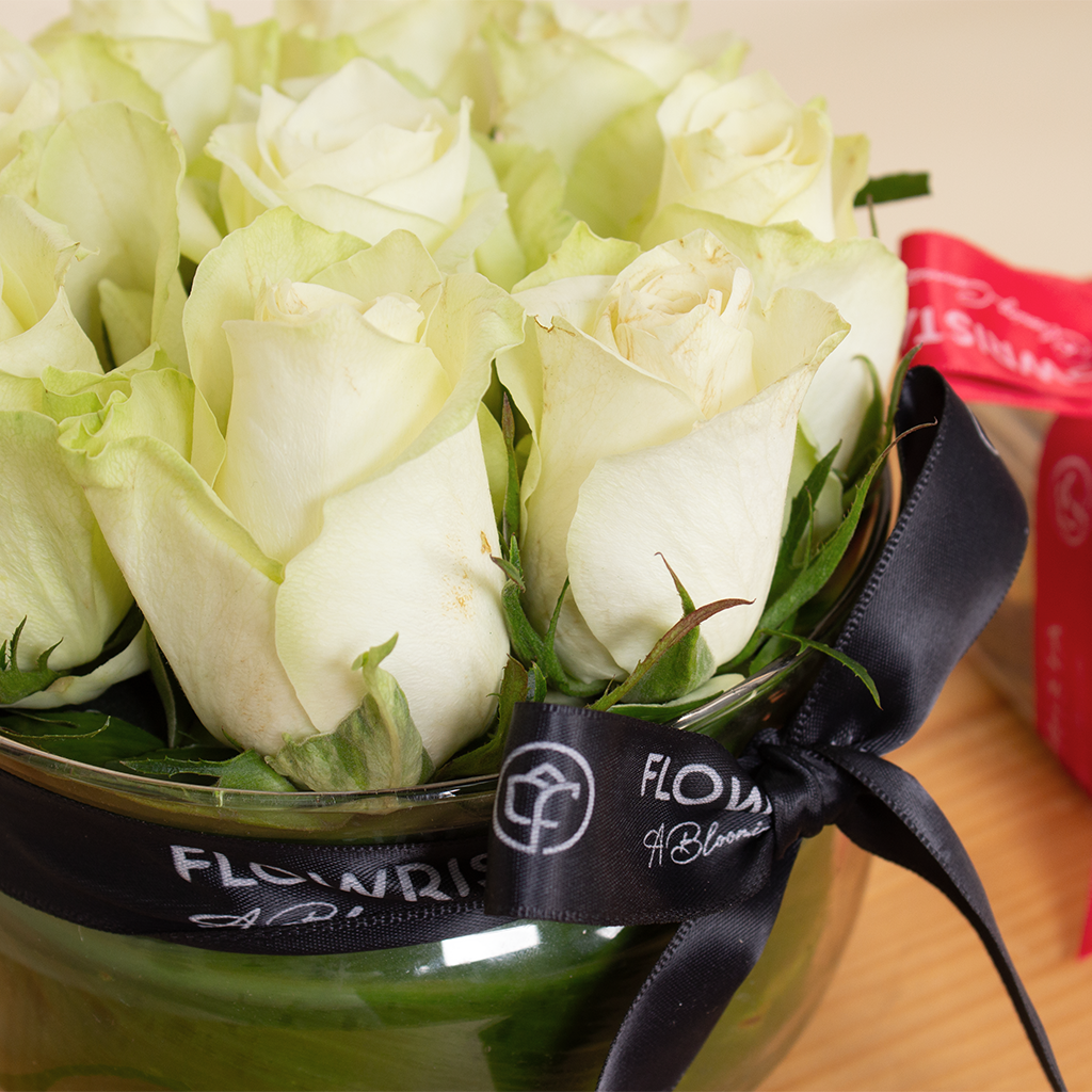 product-image-White Roses Vase with Ferrero Rocher Chocolates