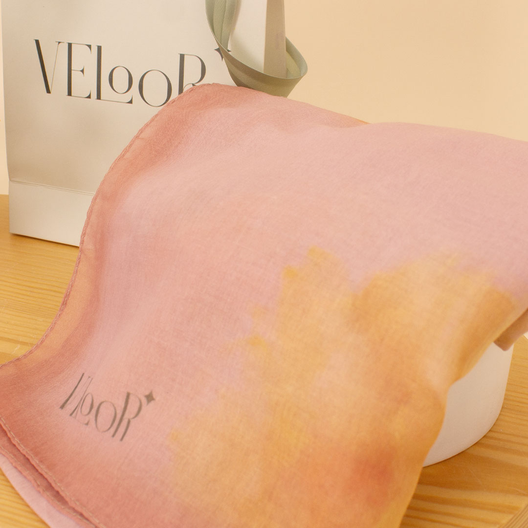 product-image-Veloor Scarf Azahar | White Roses Vase