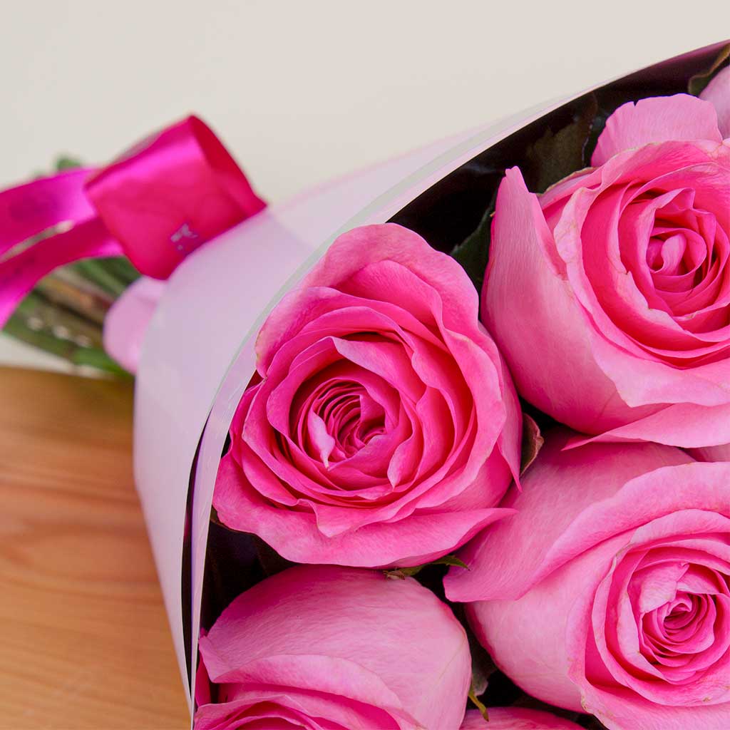 product-image-Hand Bouquet of 12 Pink Roses
