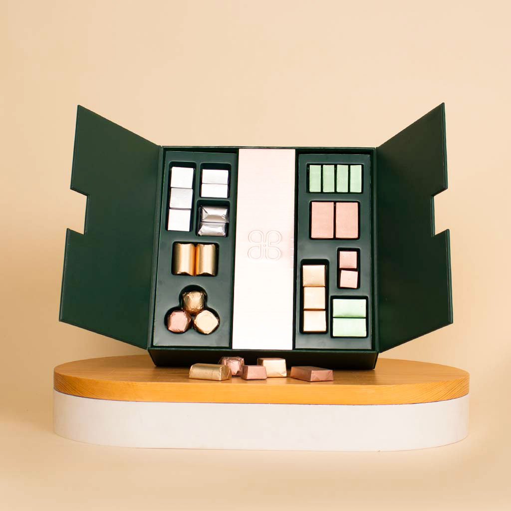 product-image-Patchi Les Signatures (940g) & 20 Roses Bouquet - Luxury Gift Set