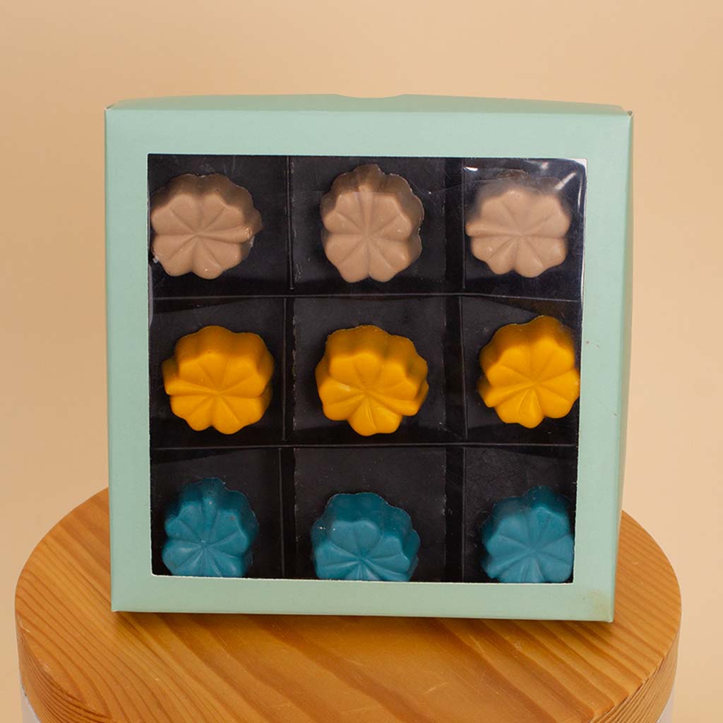 product-image- Chocolate Factory Bonbon 100 g & White Roses Vase 