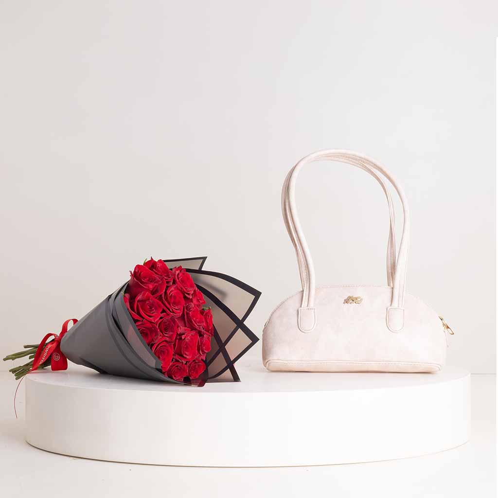 product-image-حقيبة هيليو باجيت بيج مع باقة ورود حمراء