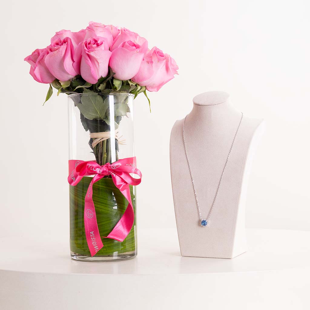 Flowrista Online Flowers Shop قلادة ماركيز مطلية بالبلاتين مرصعة بالزركون الأزرق ومزهرية ورود وردية