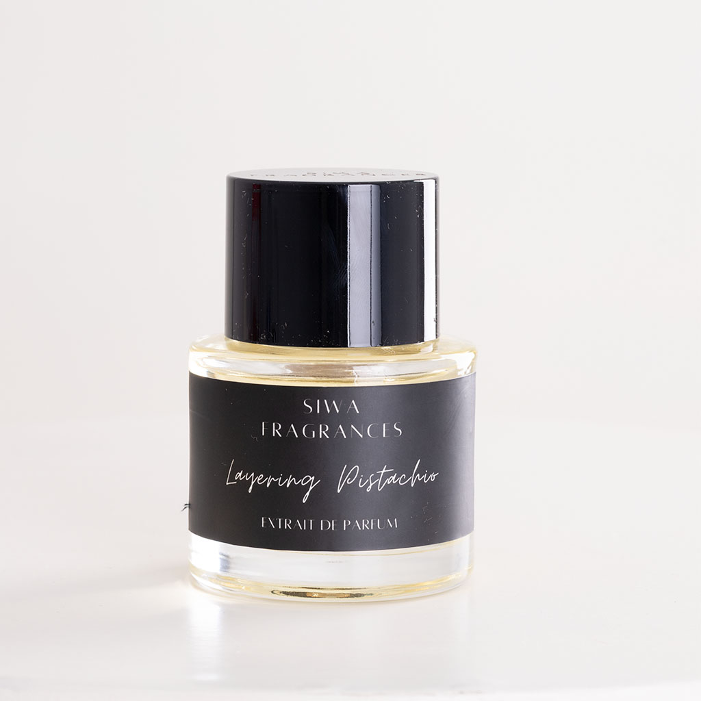 product-image-عطر سيوا لايرينغ بيستاشيو مع باقة من الورود البيضاء
