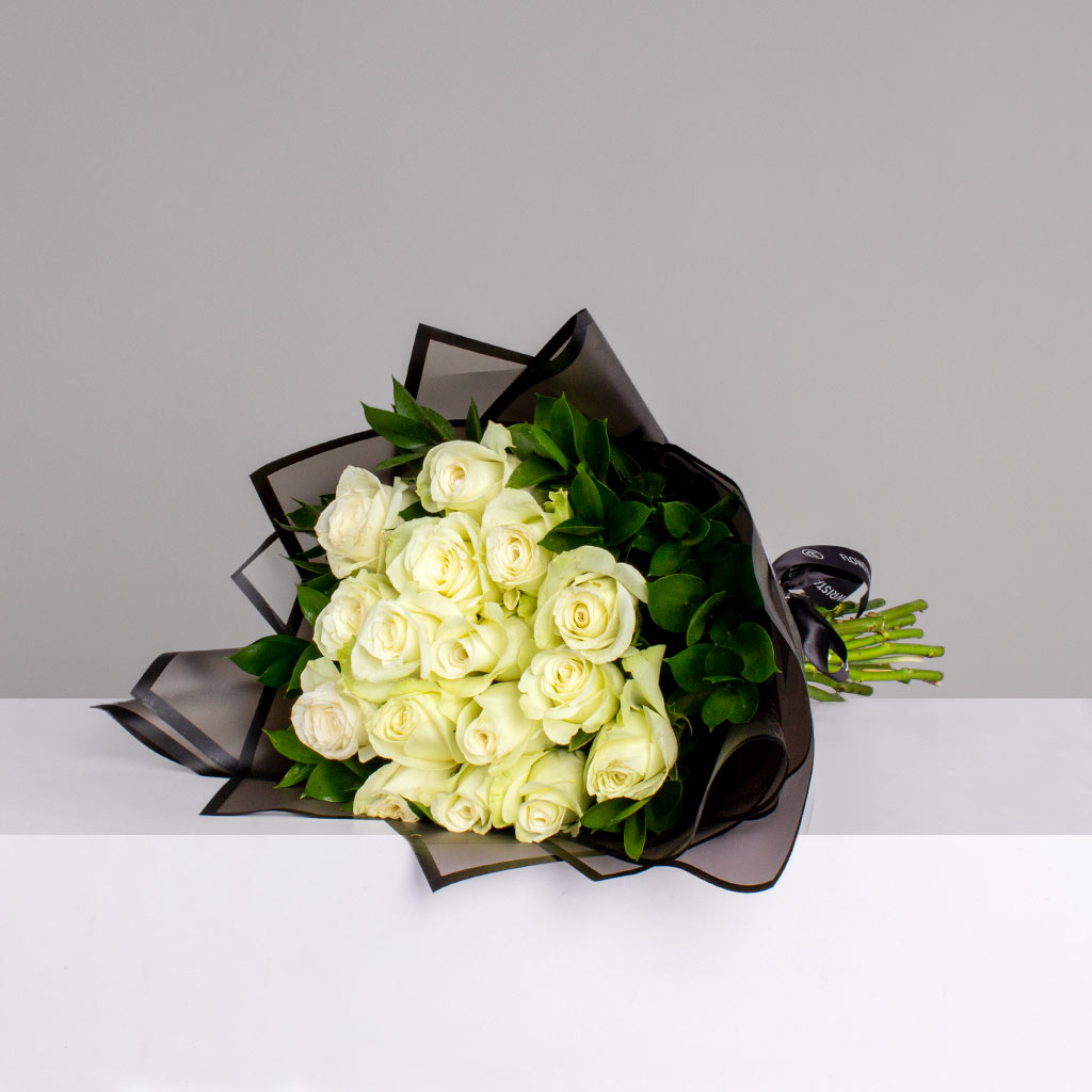 product-image-Luxury White Roses Hand Bouquet – 16 Stems