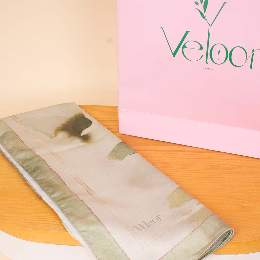 product-image-Veloor Sūkoon Scarf & Pink Roses Vase