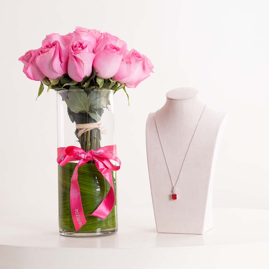 Flowrista Online Flowers Shop قلادة ماركيز مطلية بالبلاتين مرصعة بالزركون الأحمر ومزهرية من الورود الوردية