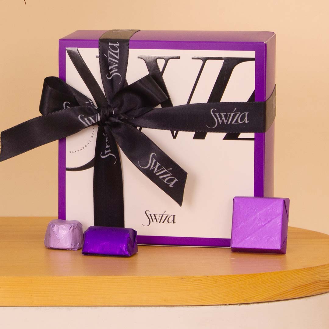 product-image-Swiza Chocolate Box 500g & 20 White Roses Vase