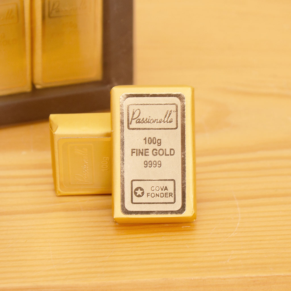 product-image-Passionelle Gold Ingot Box And Red Roses Vase