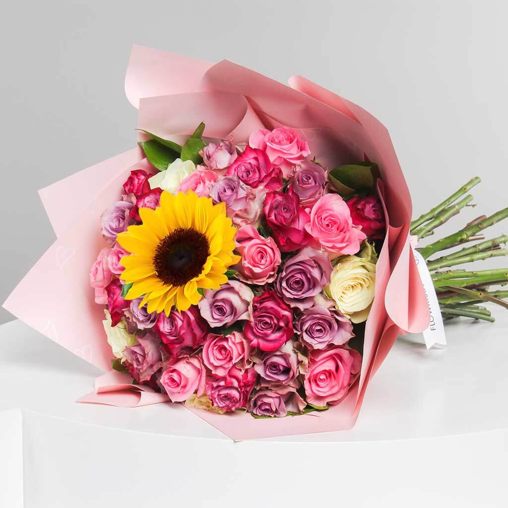 product-image-باقة يد من الورود المختلطة وعباد الشمس