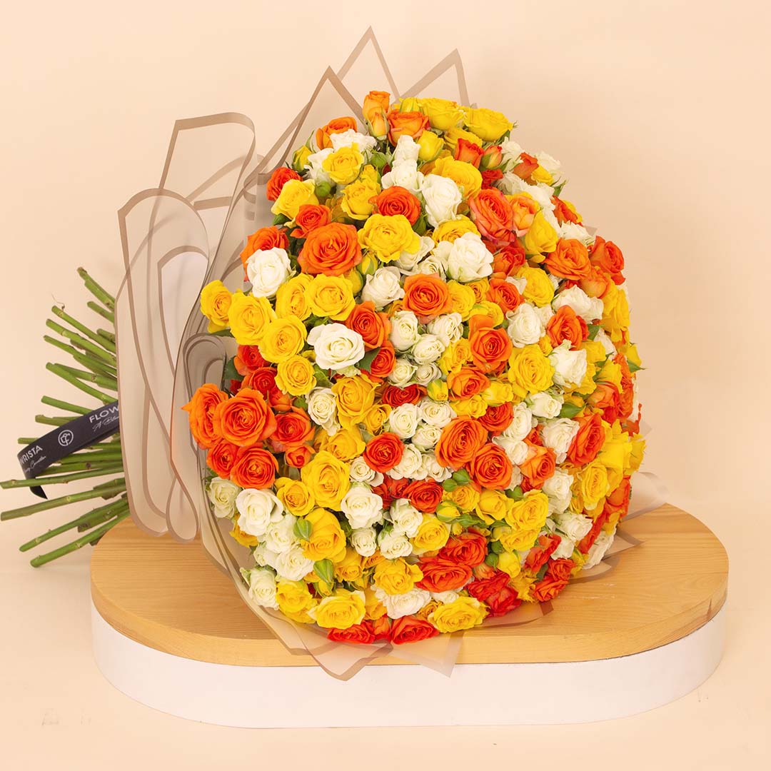 product-image-باقة فلوريستا من 150 وردة بيضاء وبرتقالية وصفراء